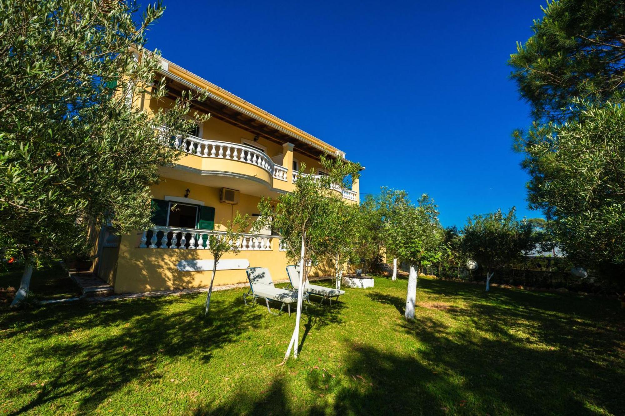 Stefanias Appartments Ágios Matthaíos المظهر الخارجي الصورة